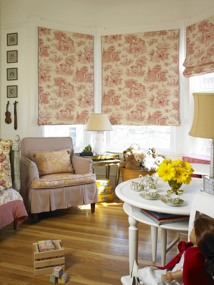 Idée de décoration pour une chambre d'enfant de 4 à 10 ans bohème avec un mur blanc et un sol en bois brun.