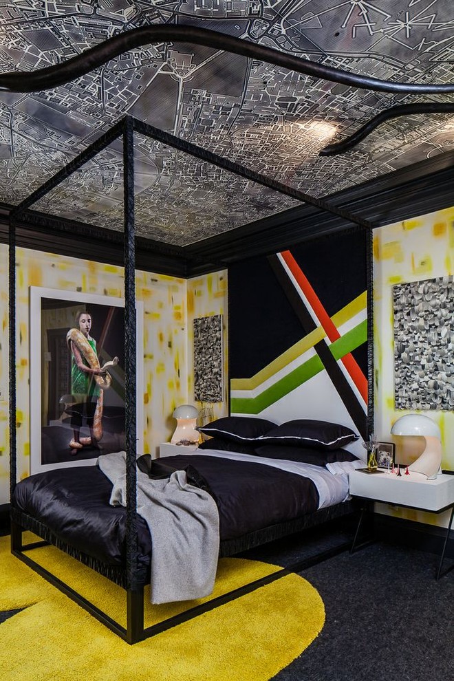 Bild på ett eklektiskt barnrum kombinerat med sovrum, med heltäckningsmatta och flerfärgat golv