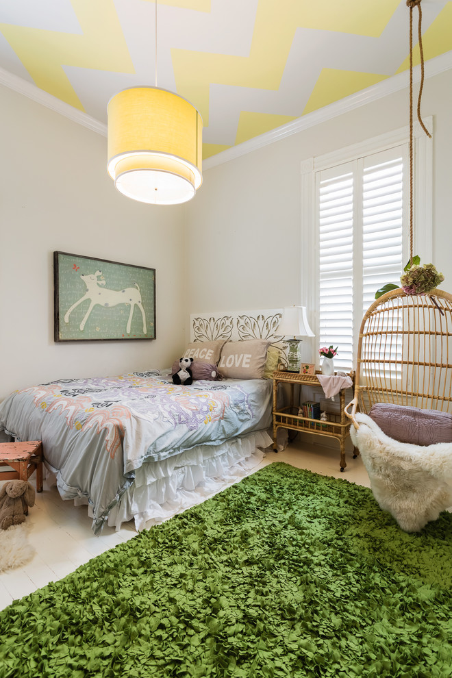 Foto på ett eklektiskt barnrum kombinerat med sovrum, med beige väggar och målat trägolv