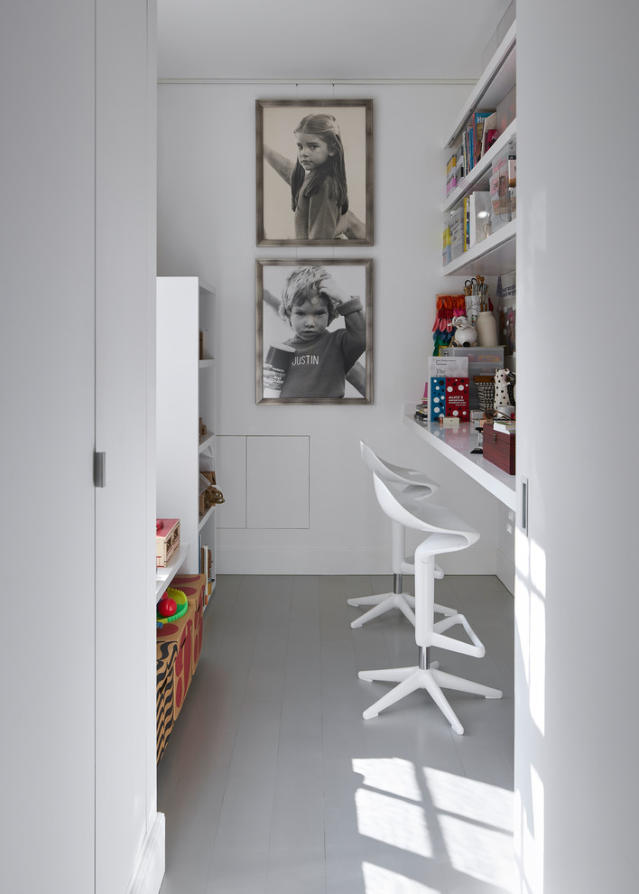 Cette photo montre une petite chambre d'enfant de 4 à 10 ans éclectique avec un mur blanc.