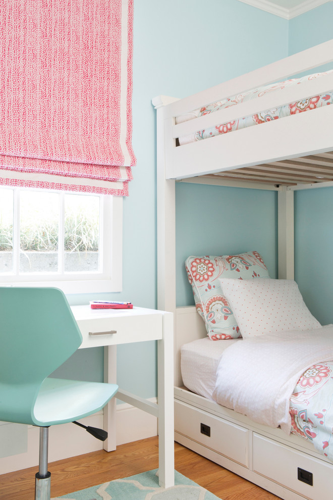 Idee per una piccola cameretta neutra da 4 a 10 anni tradizionale con pareti blu e parquet chiaro