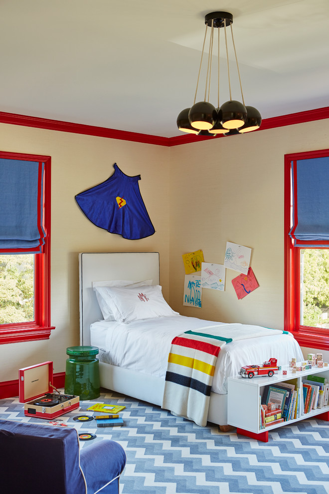 Idéer för mellanstora vintage pojkrum kombinerat med sovrum och för 4-10-åringar, med beige väggar och heltäckningsmatta