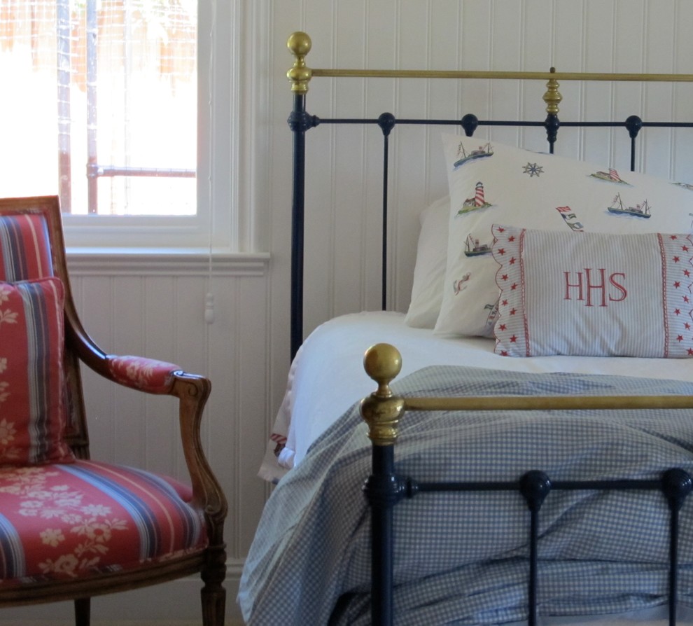 Idéer för stora vintage pojkrum kombinerat med sovrum och för 4-10-åringar, med gula väggar och heltäckningsmatta