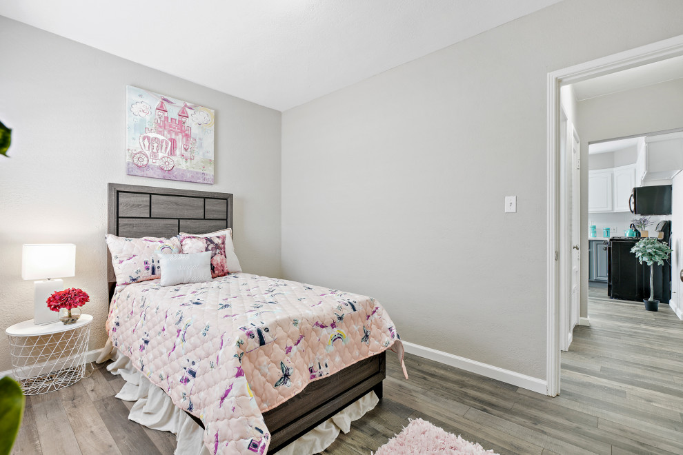 Kleines Klassisches Mädchenzimmer mit Schlafplatz, grauer Wandfarbe, braunem Holzboden und braunem Boden in San Francisco