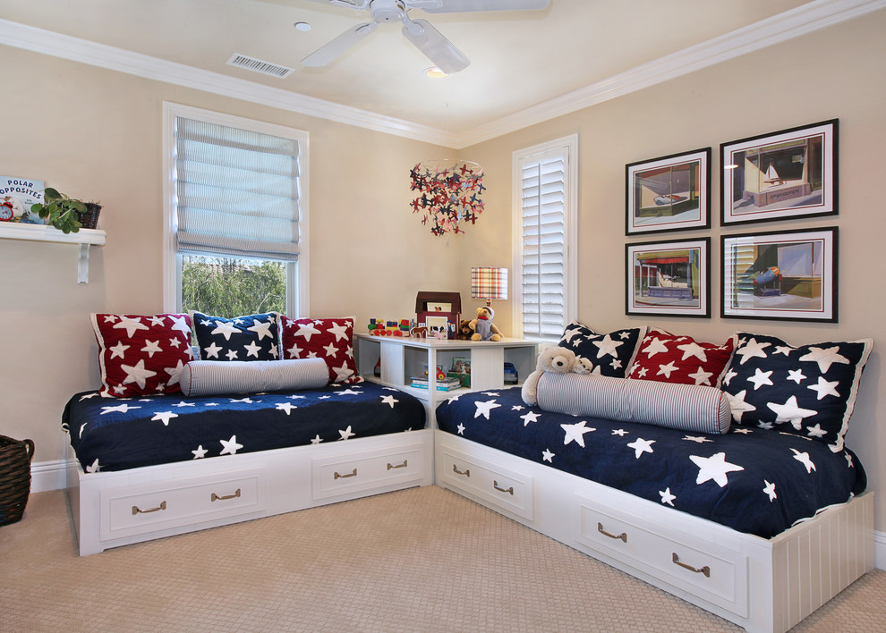 Immagine di una cameretta per bambini da 4 a 10 anni stile marino di medie dimensioni con pareti beige e moquette
