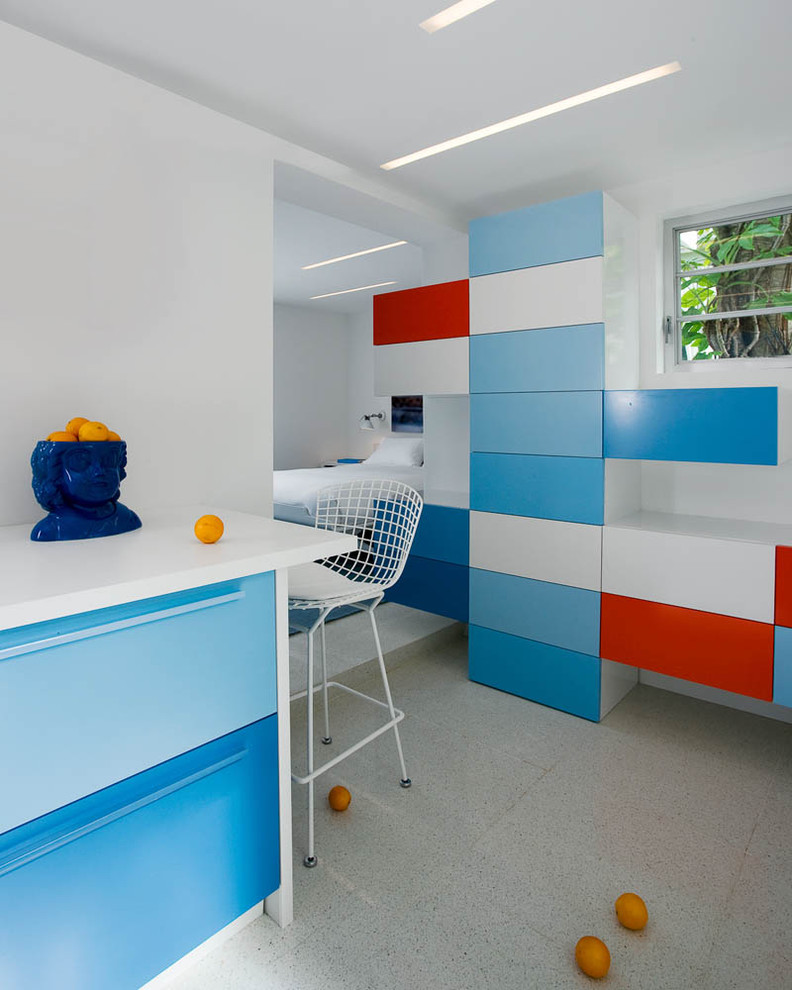 Exemple d'une chambre d'enfant moderne de taille moyenne avec un mur blanc, un sol en carrelage de céramique et un sol gris.