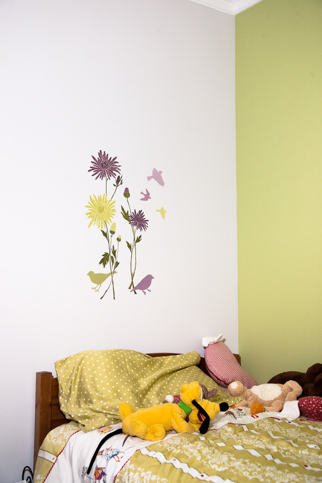 Imagen de dormitorio infantil de 4 a 10 años contemporáneo de tamaño medio con paredes verdes