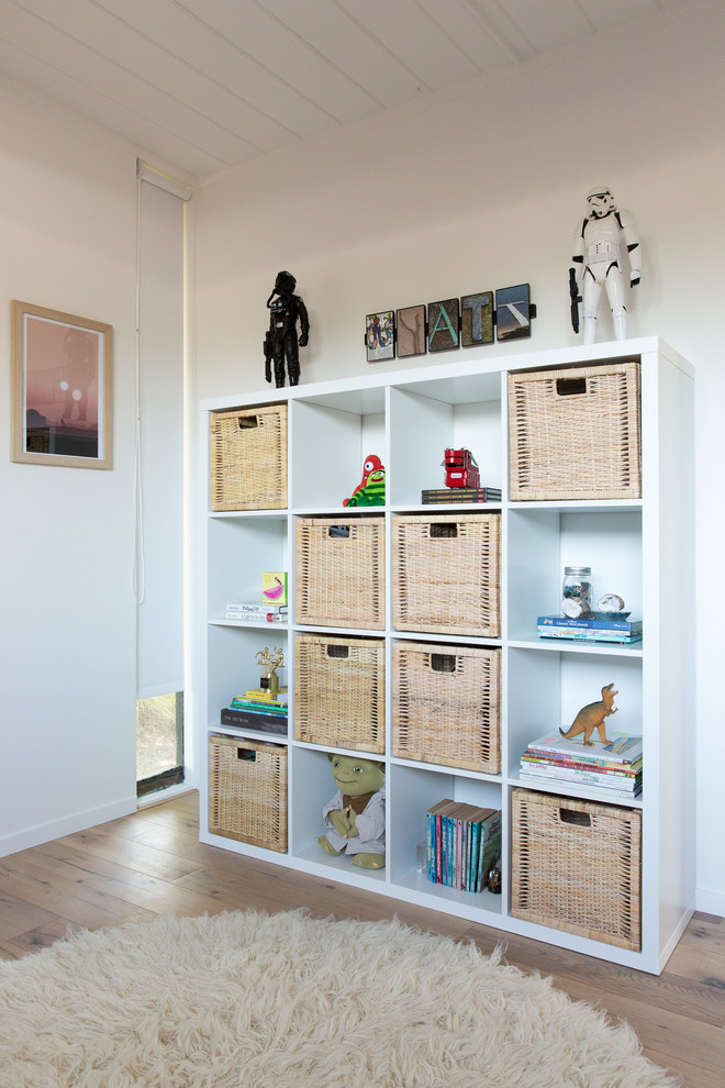 Immagine di una cameretta per bambini da 4 a 10 anni moderna di medie dimensioni con pareti bianche