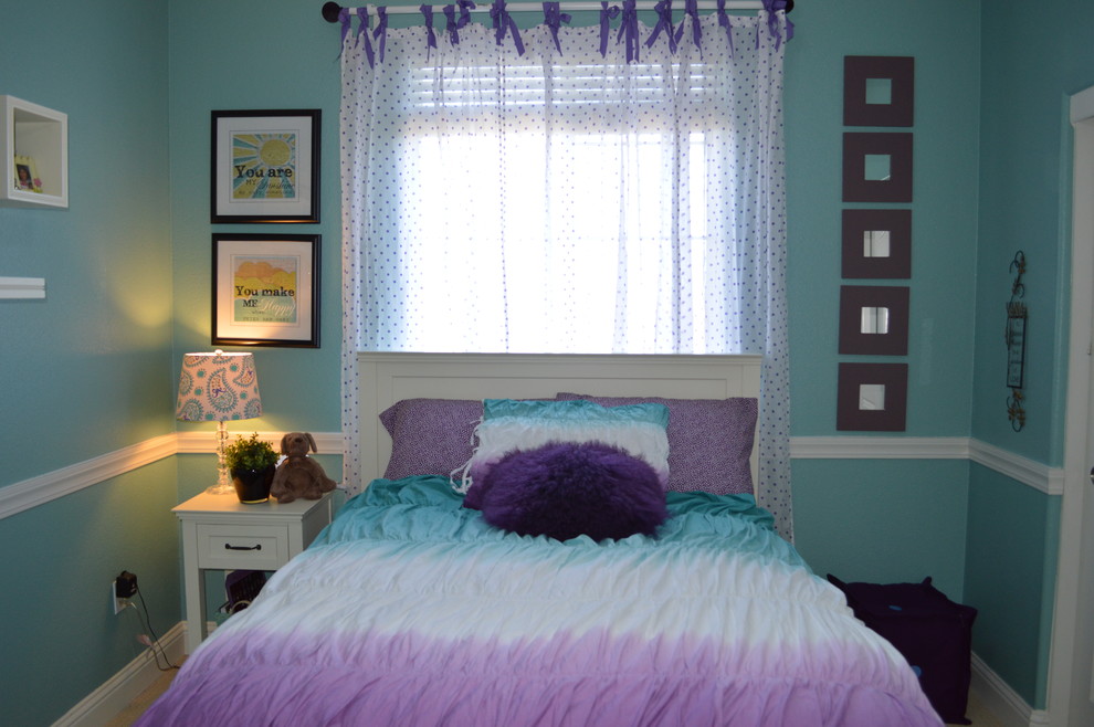 Bild på ett mellanstort funkis flickrum kombinerat med sovrum, med blå väggar och heltäckningsmatta