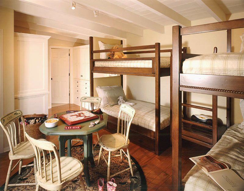 Imagen de dormitorio infantil de 4 a 10 años costero con paredes beige y suelo de madera en tonos medios