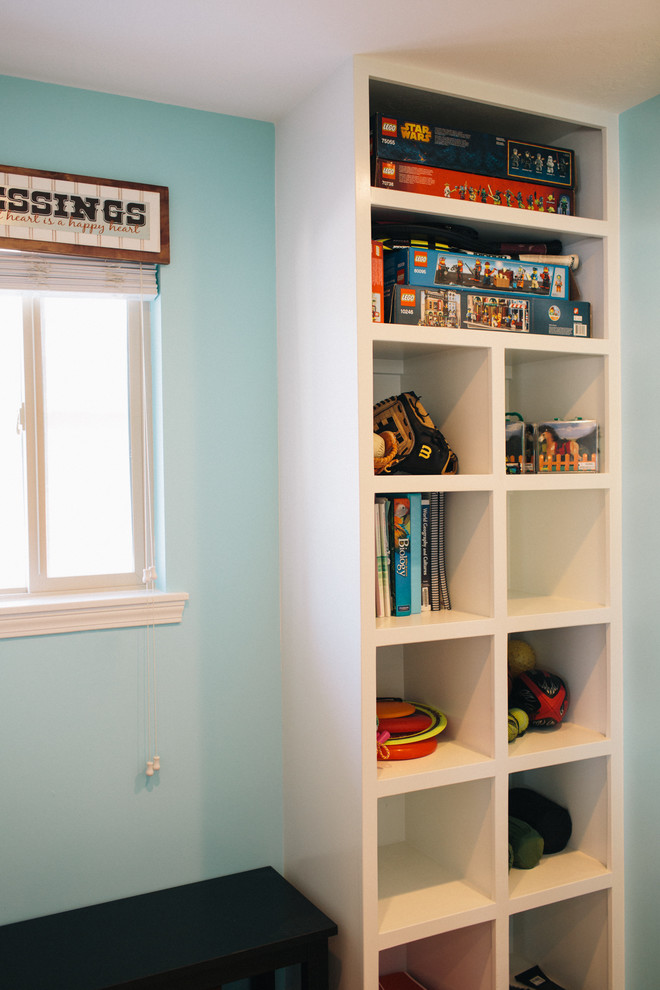 Cette photo montre une chambre d'enfant chic de taille moyenne avec un mur bleu et un sol en bois brun.