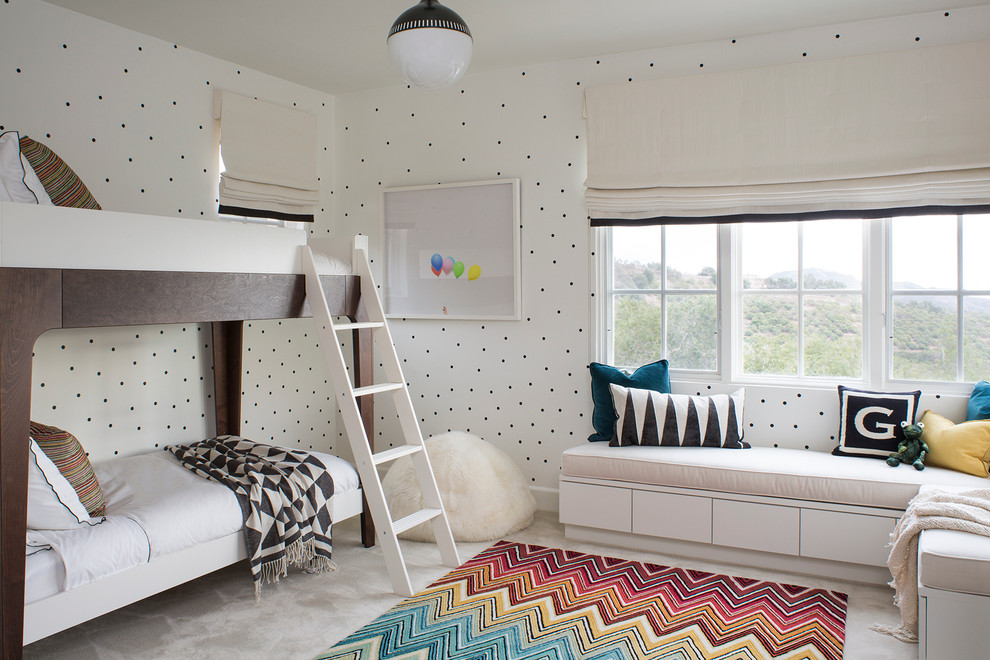 На фото: детская среднего размера в современном стиле с спальным местом, ковровым покрытием и белыми стенами для ребенка от 4 до 10 лет, девочки с