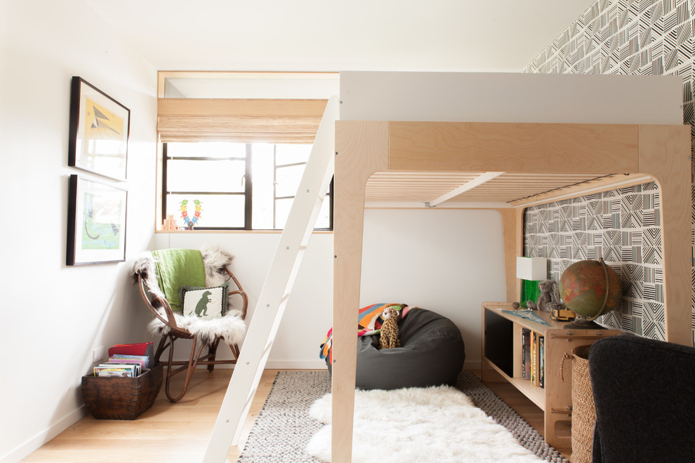 Стильный дизайн: нейтральная детская в скандинавском стиле с спальным местом, разноцветными стенами и светлым паркетным полом для двоих детей - последний тренд
