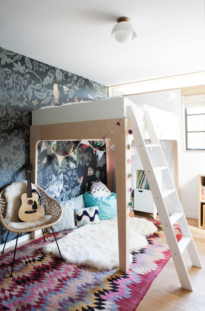 Réalisation d'une chambre d'enfant bohème avec un mur multicolore et parquet clair.