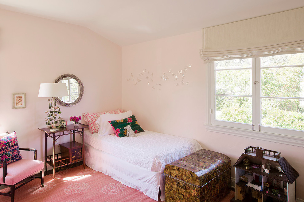 Exempel på ett mellanstort medelhavsstil flickrum kombinerat med sovrum och för 4-10-åringar, med rosa väggar och mörkt trägolv