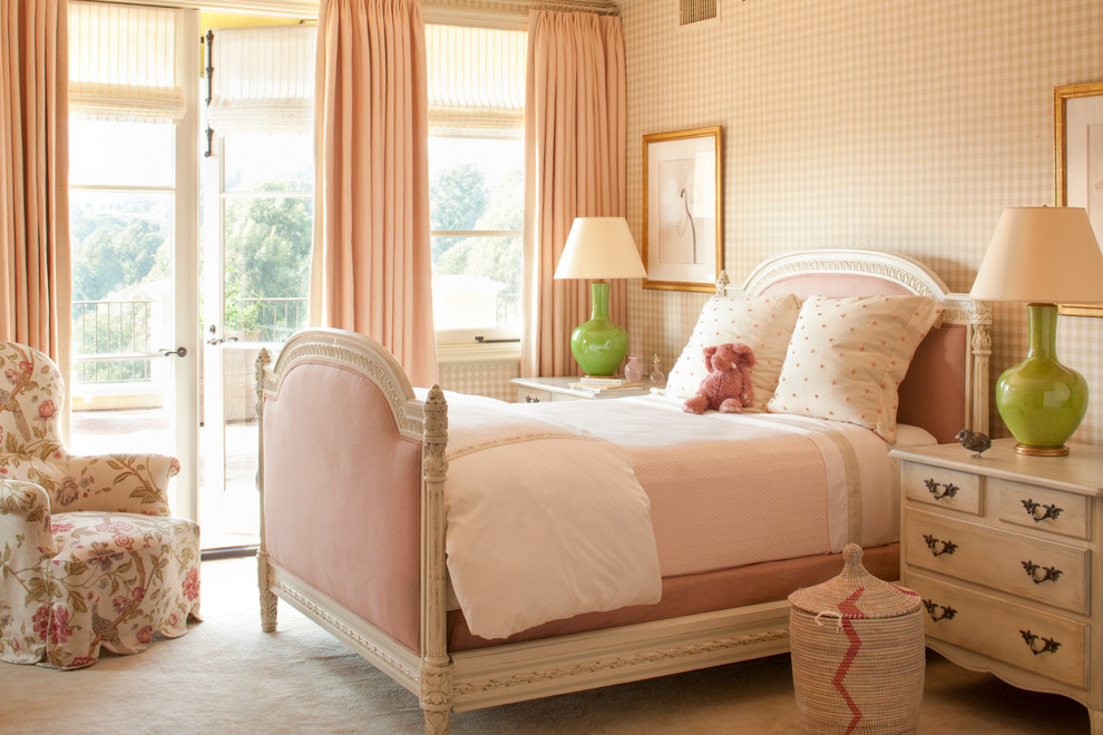 Foto på ett mellanstort medelhavsstil flickrum kombinerat med sovrum och för 4-10-åringar, med heltäckningsmatta, beiget golv och flerfärgade väggar