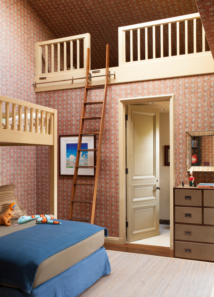 Bild på ett mellanstort medelhavsstil pojkrum kombinerat med sovrum och för 4-10-åringar, med flerfärgade väggar och mörkt trägolv