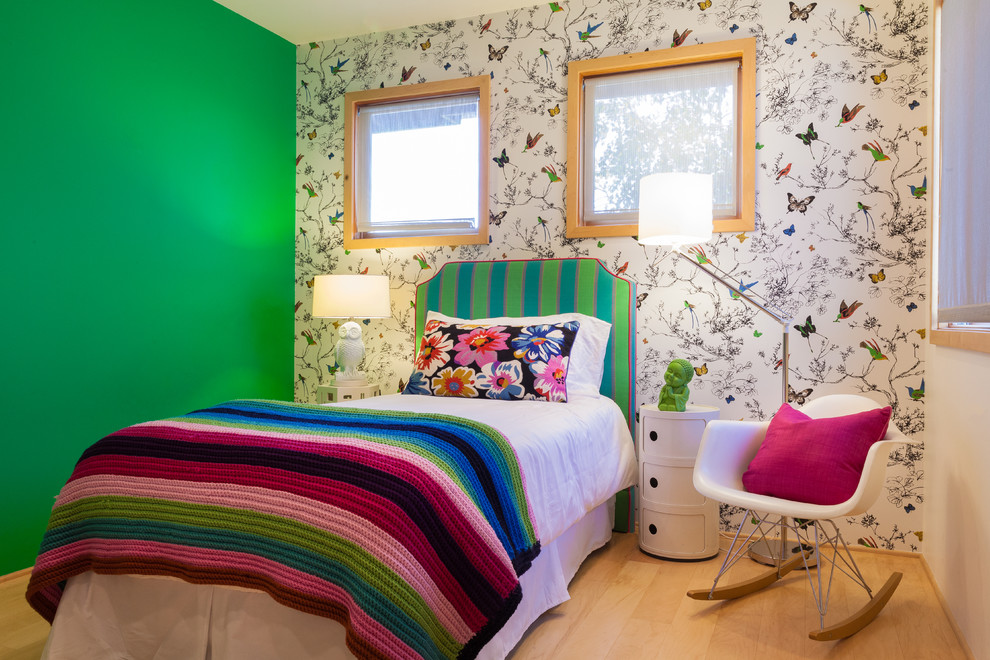 Modelo de dormitorio infantil contemporáneo de tamaño medio con suelo de madera clara y paredes multicolor