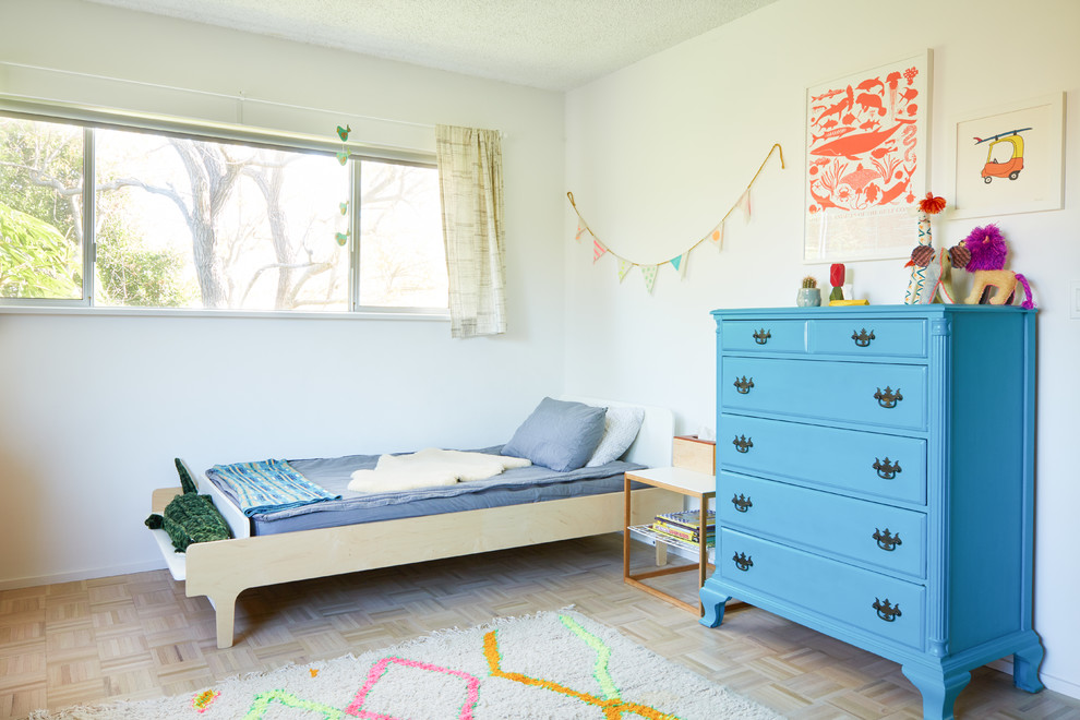 Aménagement d'une chambre de garçon de 1 à 3 ans rétro avec un mur blanc.