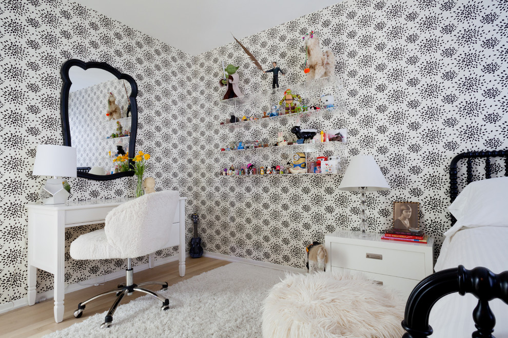 Esempio di un'ampia cameretta per bambini contemporanea con pareti bianche e parquet chiaro