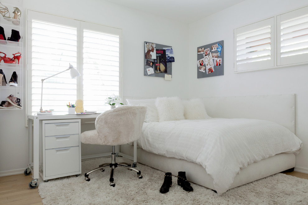 Ejemplo de dormitorio infantil contemporáneo extra grande con paredes blancas y suelo de madera clara