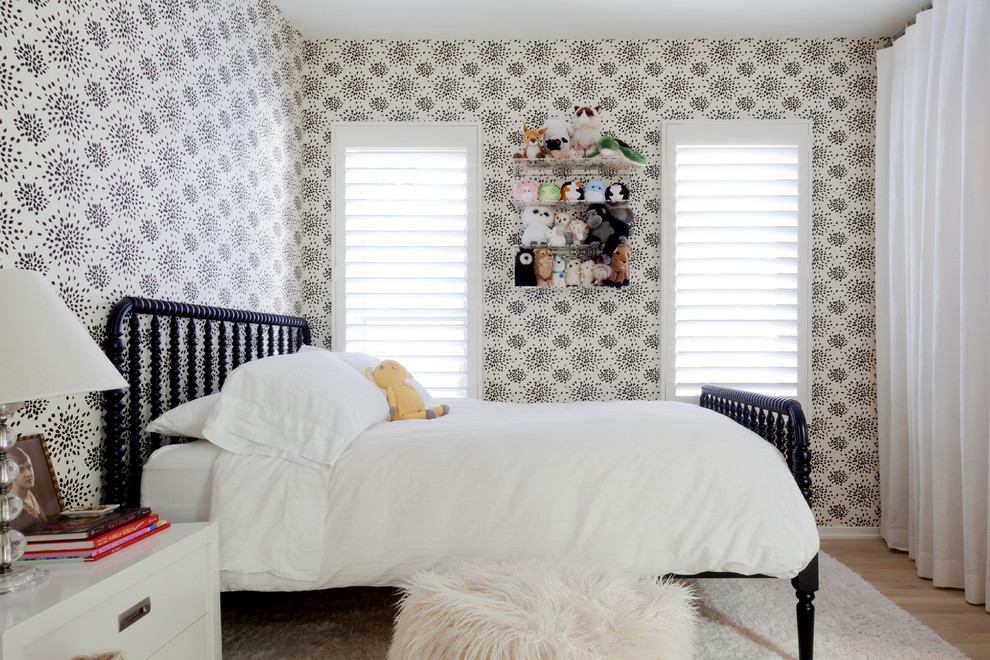 Foto på ett mycket stort funkis barnrum kombinerat med sovrum, med vita väggar och ljust trägolv