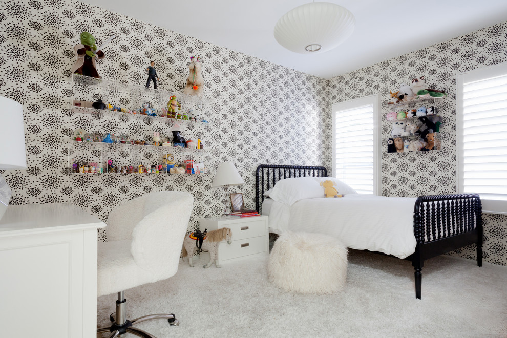 Geräumiges Modernes Kinderzimmer mit Schlafplatz, weißer Wandfarbe und hellem Holzboden in Los Angeles