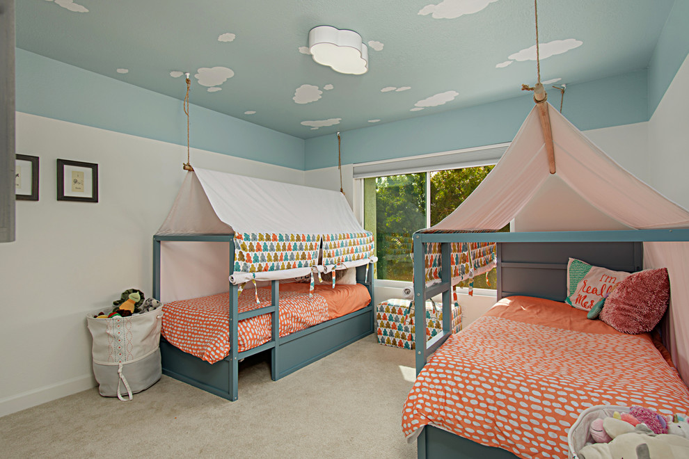 Modelo de dormitorio infantil clásico renovado con paredes multicolor, moqueta y suelo beige