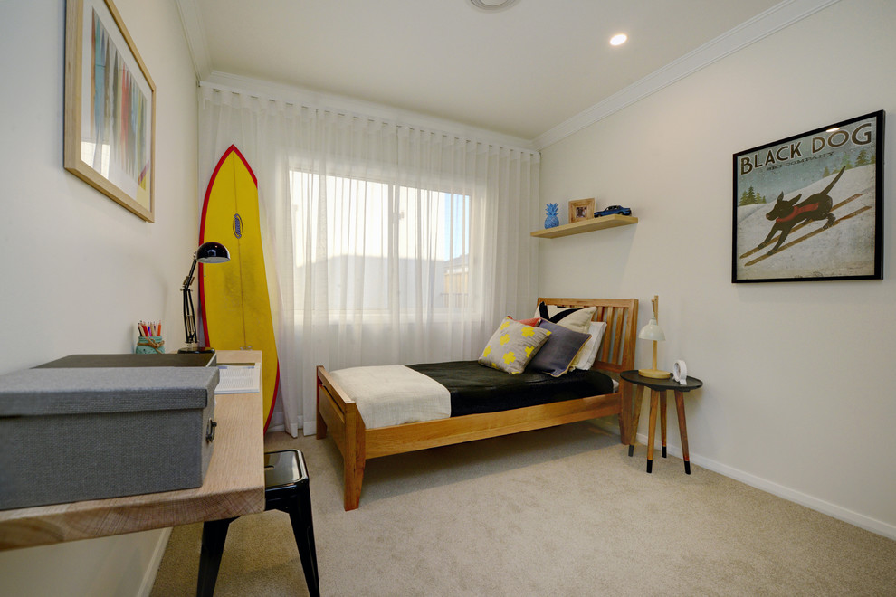 Imagen de dormitorio infantil costero con paredes beige, moqueta y suelo beige