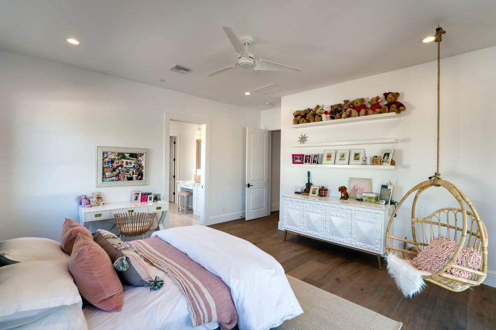 Exempel på ett stort klassiskt flickrum kombinerat med sovrum och för 4-10-åringar, med vita väggar, mellanmörkt trägolv och brunt golv