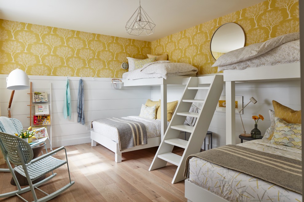Réalisation d'une chambre d'enfant de 4 à 10 ans champêtre avec un mur jaune, parquet clair et un lit superposé.