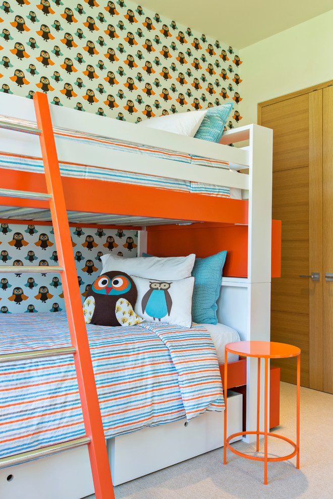 Imagen de dormitorio infantil contemporáneo grande con paredes blancas y moqueta