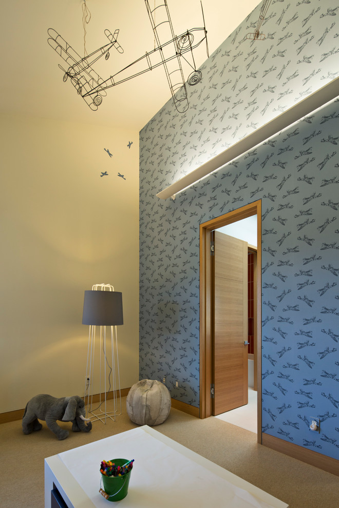 Inspiration för moderna pojkrum kombinerat med lekrum, med blå väggar och heltäckningsmatta