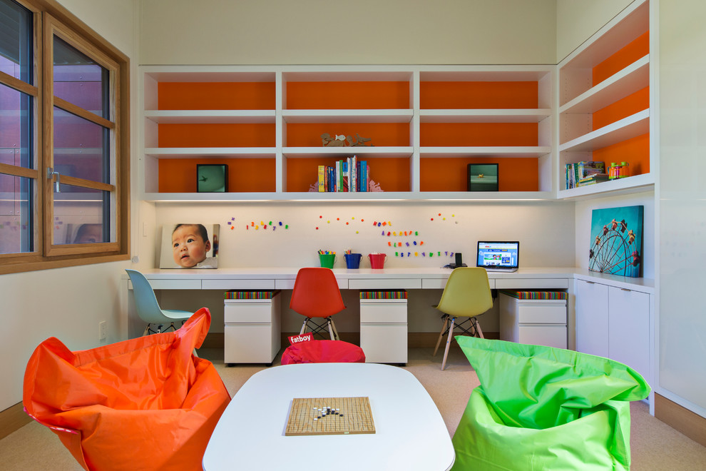 Inspiration pour une grande chambre neutre de 4 à 10 ans design avec un bureau, moquette et un mur multicolore.