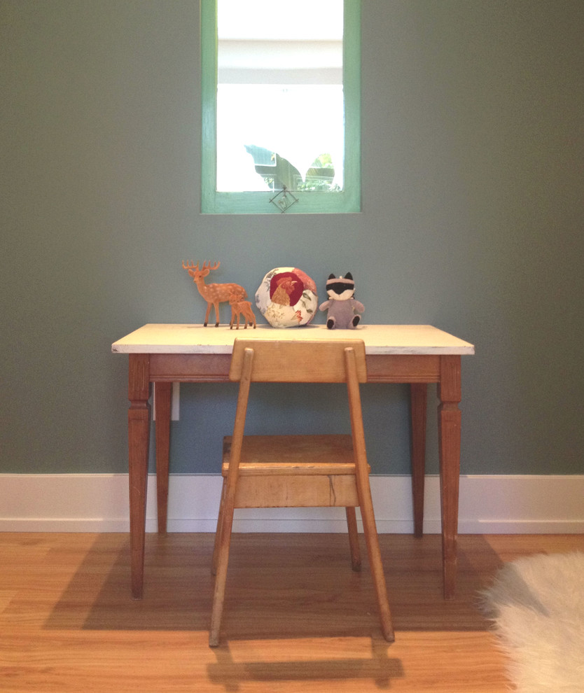 Modelo de habitación infantil unisex de 4 a 10 años contemporánea de tamaño medio con escritorio, paredes grises y suelo de madera clara