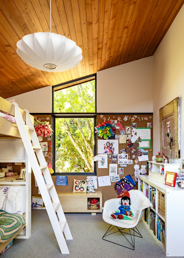 Aménagement d'une chambre d'enfant rétro avec un mur blanc, moquette, un sol gris et un lit superposé.