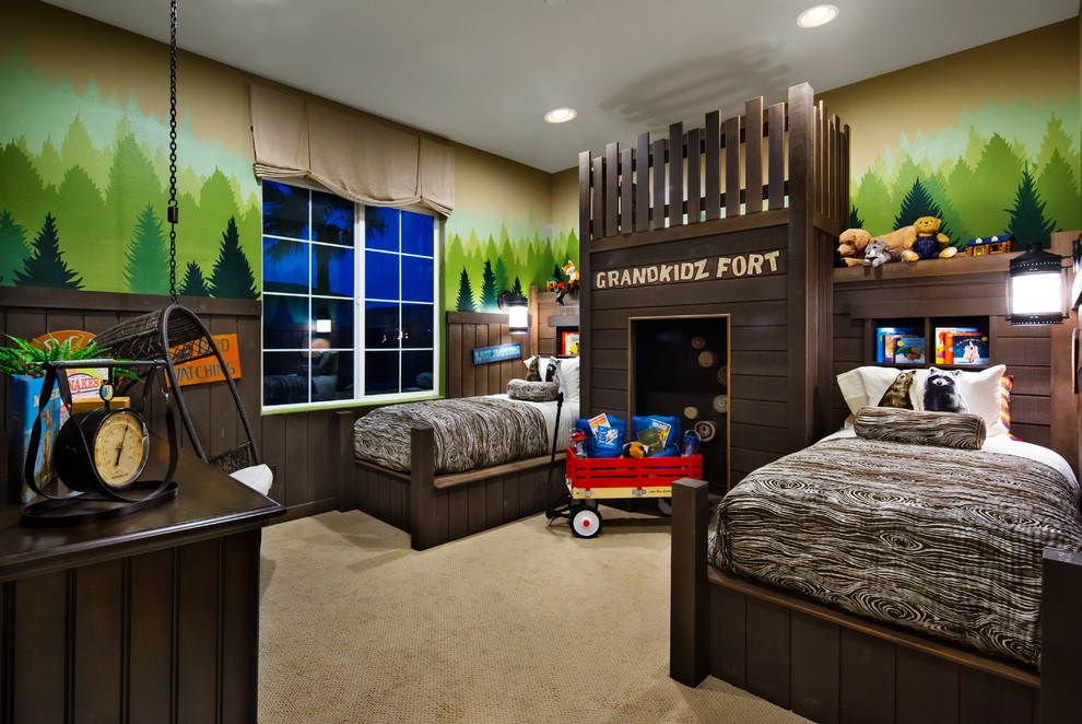 Idéer för rustika pojkrum kombinerat med sovrum och för 4-10-åringar, med flerfärgade väggar och heltäckningsmatta