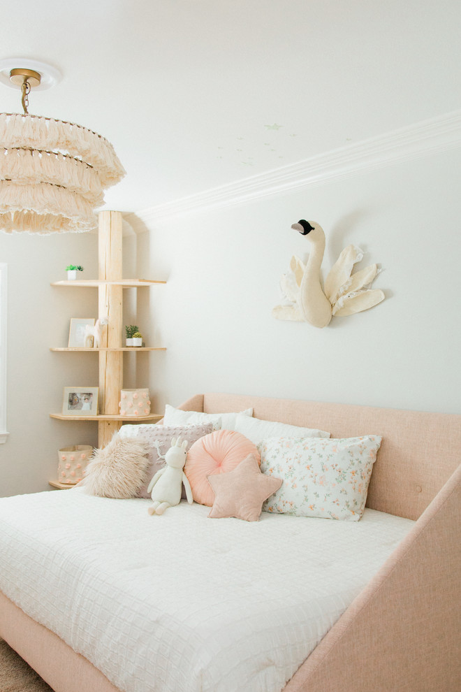 Ejemplo de dormitorio infantil escandinavo con paredes blancas