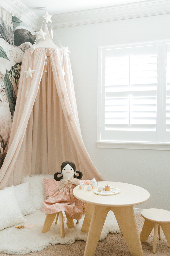 Idéer för att renovera ett minimalistiskt flickrum kombinerat med sovrum, med vita väggar, heltäckningsmatta och brunt golv