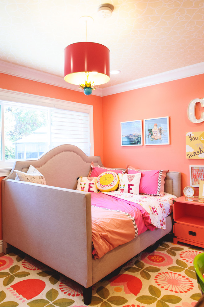 Klassisches Mädchenzimmer mit Schlafplatz, oranger Wandfarbe, Teppichboden und buntem Boden in San Diego