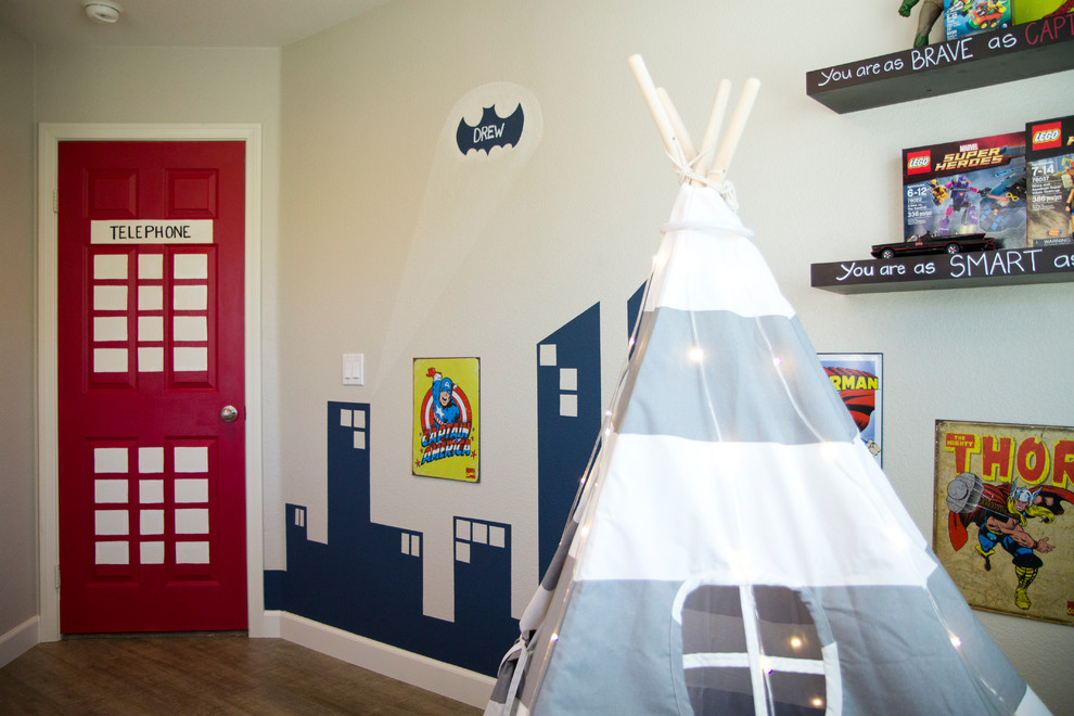 Inspiration för ett mellanstort eklektiskt pojkrum kombinerat med sovrum och för 4-10-åringar, med beige väggar och mellanmörkt trägolv