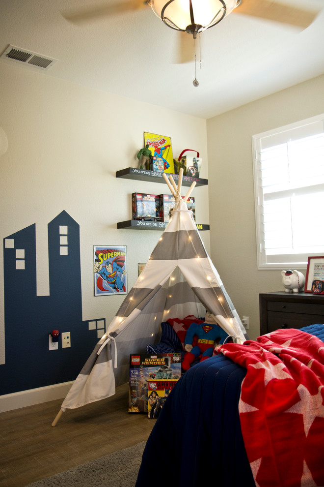 На фото: детская среднего размера в стиле фьюжн с спальным местом, бежевыми стенами и паркетным полом среднего тона для ребенка от 4 до 10 лет, мальчика