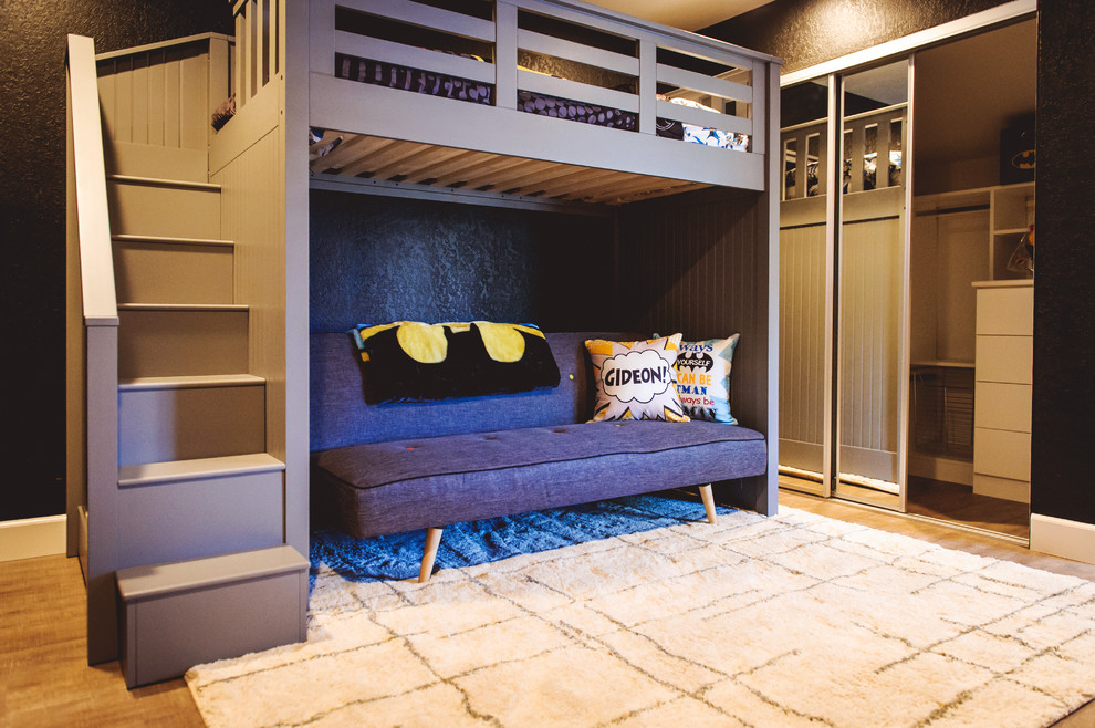 Modelo de dormitorio infantil de 4 a 10 años bohemio de tamaño medio con paredes negras y suelo de madera clara