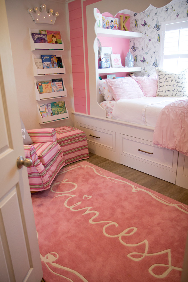 Klassisk inredning av ett mellanstort flickrum kombinerat med sovrum och för 4-10-åringar, med rosa väggar och mellanmörkt trägolv