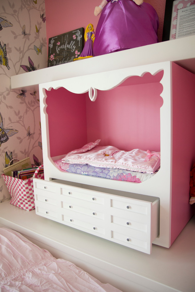 Foto di una cameretta per bambini da 4 a 10 anni classica di medie dimensioni con pareti rosa e pavimento in legno massello medio
