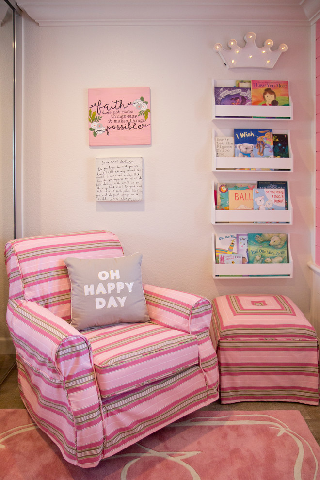 Bild på ett mellanstort vintage flickrum kombinerat med sovrum och för 4-10-åringar, med rosa väggar och mellanmörkt trägolv