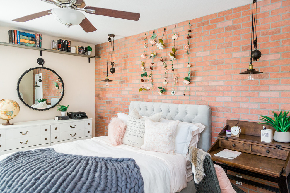 Country Mädchenzimmer mit Schlafplatz und roter Wandfarbe in San Diego