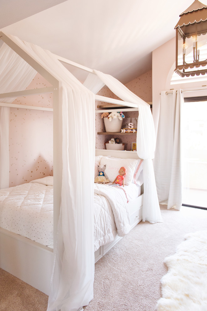 На фото: детская в стиле неоклассика (современная классика) с спальным местом, розовыми стенами, ковровым покрытием и серым полом для девочки с