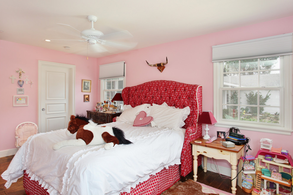 Exemple d'une chambre d'enfant de 4 à 10 ans chic avec un mur rose et parquet foncé.