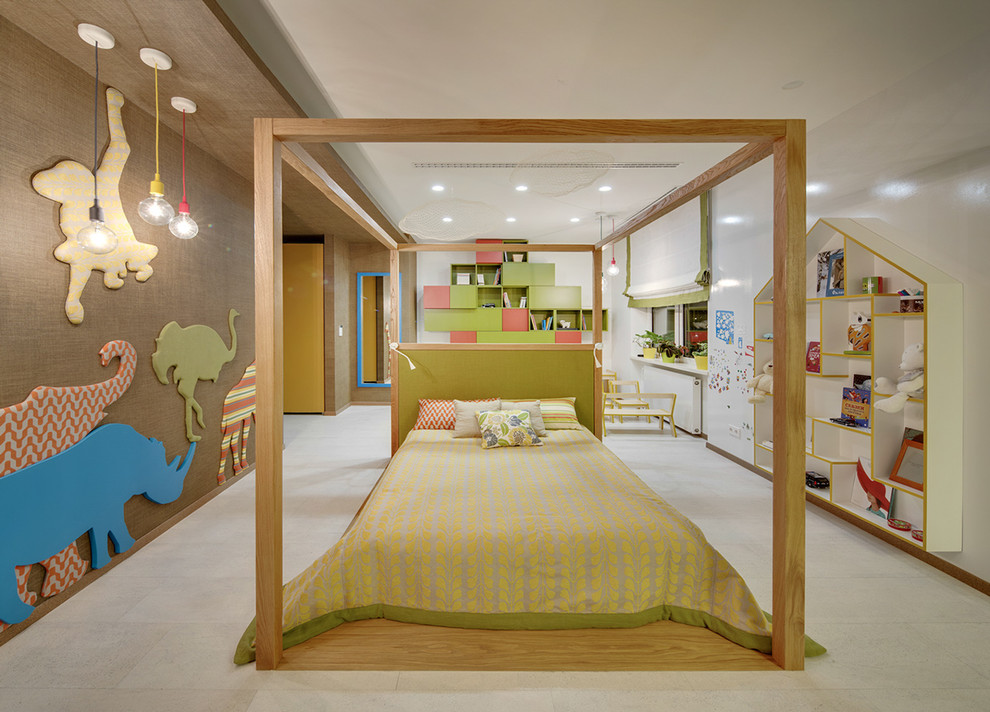 На фото: нейтральная детская в современном стиле с спальным местом и разноцветными стенами для ребенка от 4 до 10 лет